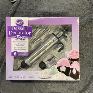 NIB Wilton Dessert Decorator Pro